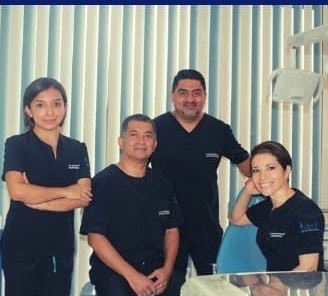 Equipo de Sdent Odontólogos en el consultorio de Cuenca